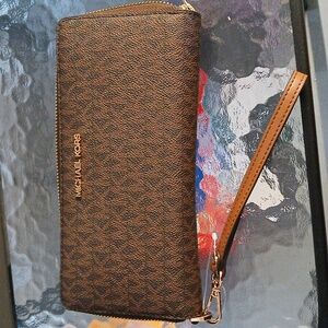 MICHAEL KORS MONOGRAM WALLET Tan / Chocolate Brown